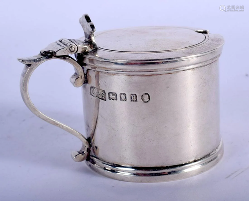 AN EDWARDIAN SILVER MUSTARD POT. London 1914. Silver