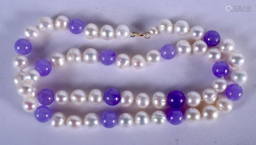 A 14CT GOLD PEARL AND LAVENDER JADE NECKLACE. 40 cm