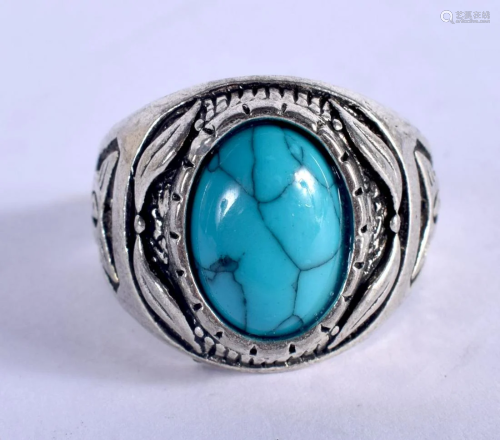 A SILVER AND TURQUOISE RING. N.