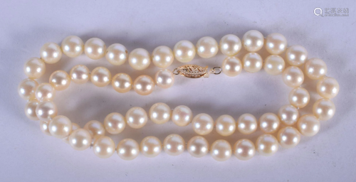 A 14CT GOLD AND PEARL NECKLACE. 44 cm long.