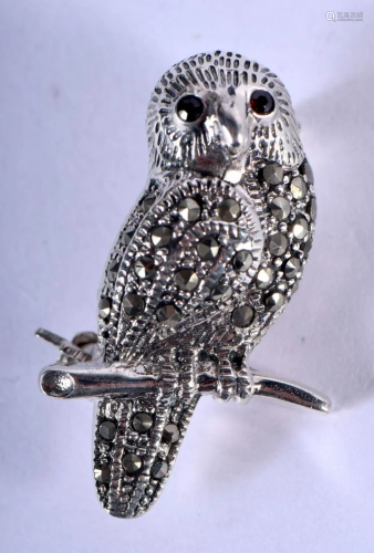 A SILVER OWL. 6.3 grams. 3 cm x 1.5 cm.