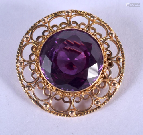 A 1970S 14CT GOLD AND AMETHYST BROOCH. 10 grams. 3 cm