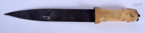 A 19TH CENTURY INDIAN MIDDLE EASTERN CARVED HORN