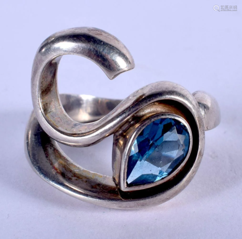 A SILVER RING. T. 12.5 grams.