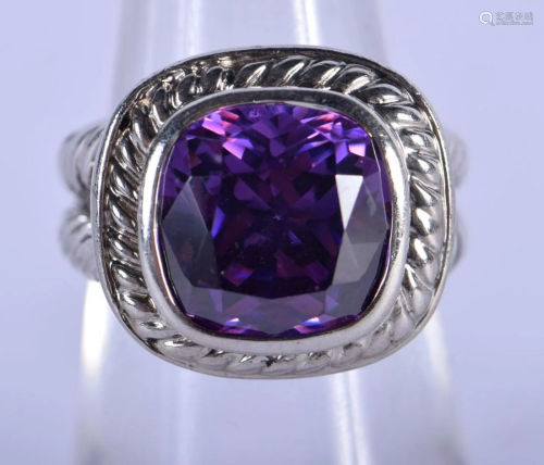 A SILVER AND AMETHYST RING. L. 7.5 grams.