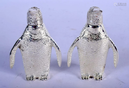 A PAIR OF SILVER PLATED PENGUIN CONDIMENTS. 8 cm x 5