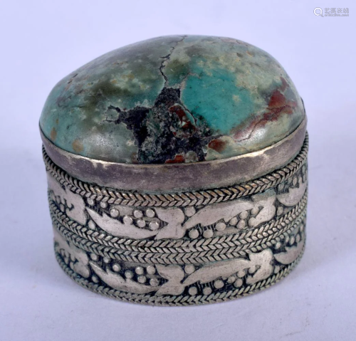 A SILVER AND TURQUOISE BOX. 55 grams. 3.5 cm wide.