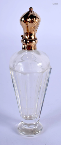 AN ANTIQUE FRENCH GOLD AND CRYSTAL SCENT BOTTLE. 9 cm