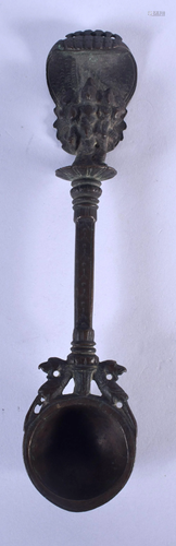 AN 18TH CENTURY INDIAN TIBETAN BRONZE SPOON. 14 cm