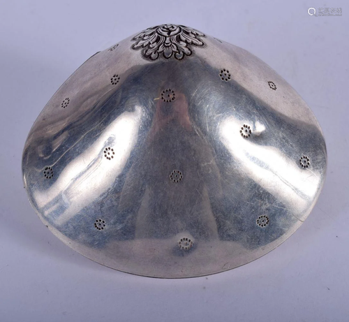 A CHARMING CONTINENTAL SILVER CLAM SHELL. 159 grams. 11