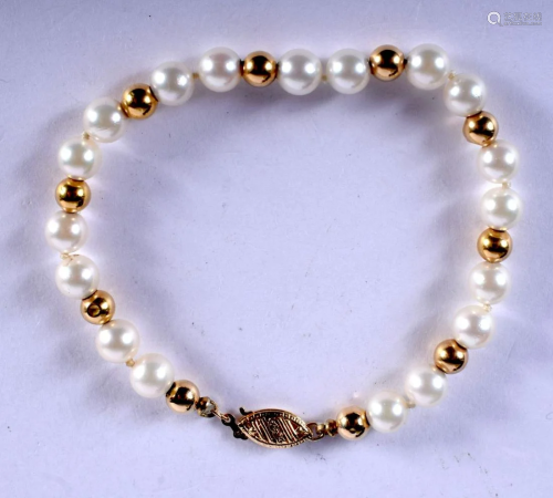 A 14CT GOLD AND PEARL BRACELET. 13 cm long.