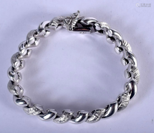 AN 14CT WHITE GOLD ITALIAN CURVING BRACELET. 24 grams.