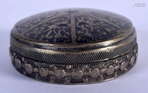 A VINTAGE SILVER NIELLO BOX. 33 grams. 4 cm wide.