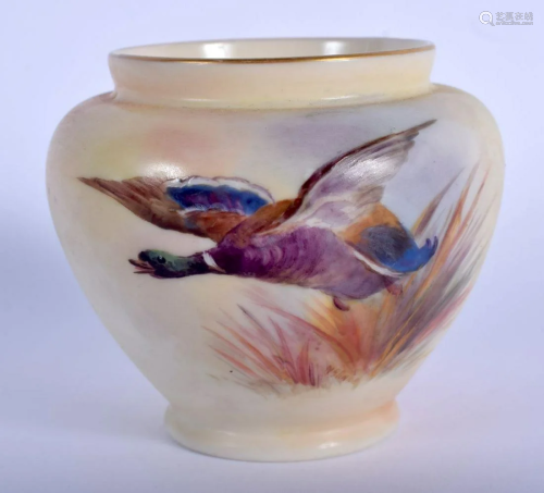 Locke Worcester blush vase painted with a duck by