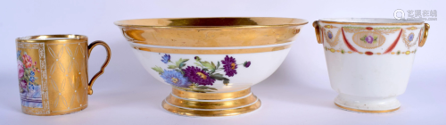 Paris porcelain bowl painted with flowers, the interior