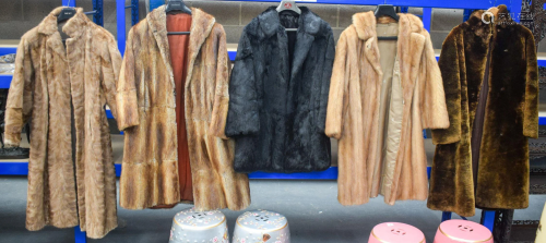 FIVE VINTAGE FUR COATS. (5)