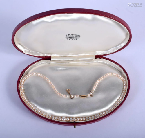 A CASED EDWARDIAN 9CT GOLD PEARL NECKLACE. 40 cm long.