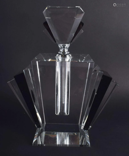 AN ART DECO STYLE BLACK AND CLEAR GLASS SCENT BOTTLE.