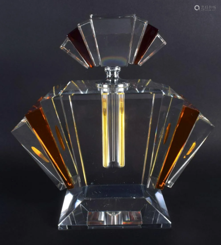 AN ART DECO STYLE AMBER AND CLEAR GLASS SCENT BOTTLE.