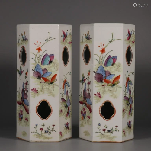 Pair of Chinese Famille Rose Porcelain Vase,Mark