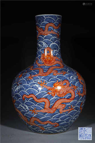 A LARGE PORCELAIN VASE