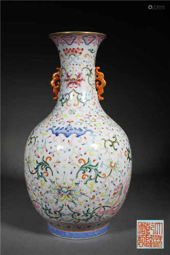 A DECORATIVE FAMILLE RORE GLAZE PORCELAIN VASE