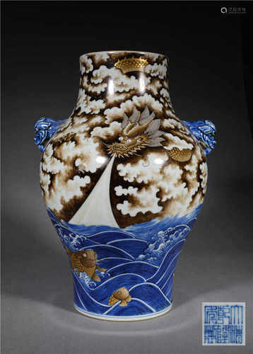 A DECORATIVE PORCELAIN VASE