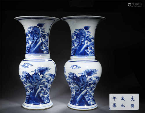 A PAIR OF PORCELAIN FLOWER VASE