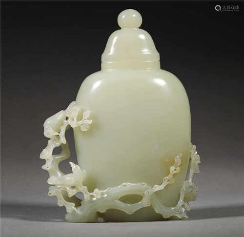 A DECORATIVE HETIAN WHITE JADE VASE