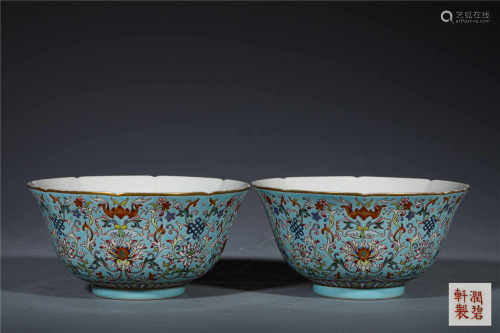 A PAIR OF FAMILLE ROSE BOWLS