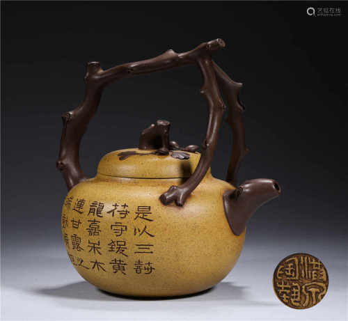 A PURPLE CLAY ZI SHA TEAPOT