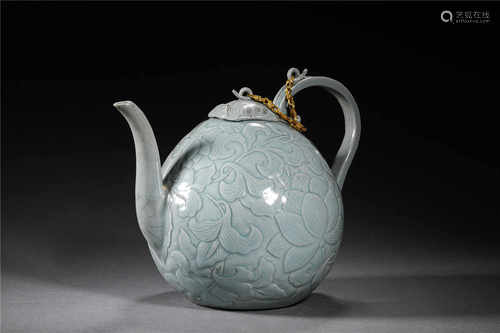 A CELADON GLAZE PORCELAIN WINE POT