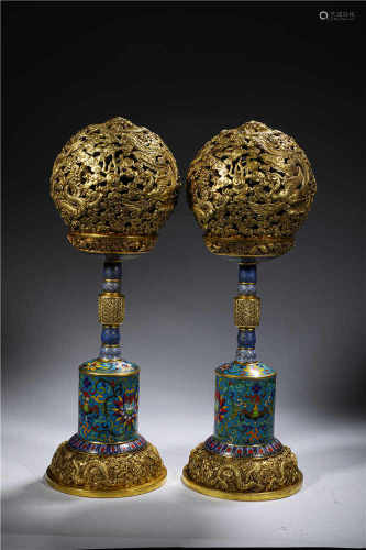 A PAIR OF HAT HOLDERS MADE OF BRONZE CLOISONNE