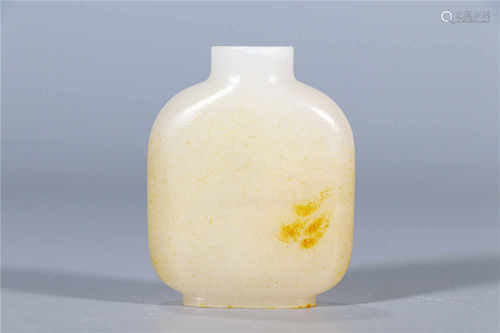 A HETIAN WHITE JADE SNUFF BOTTLE