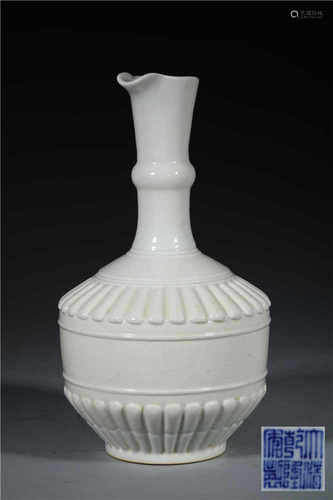 A PORCELAIN WATERING VESE OR PITCHER