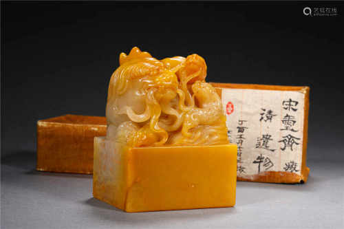 A FINELY CARVED TIAN HUANG STONE SEAL