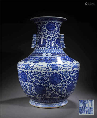 A DECORATIVE BLUE-AND-WHITE GLAZE PORCELAIN VASE