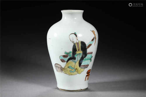 A DECORATIVE PORCELAIN VASE