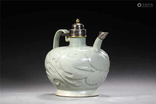 A CELADON GLAZE PORCELAIN KETTLE OR PITCHER