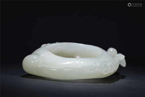 AN ELEGANT HETIAN JADE BRUSH WASHER