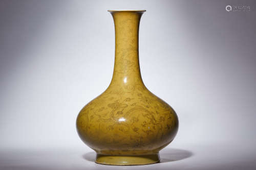 清十八世纪 黄地墨彩穿花螭龙纹长颈瓶