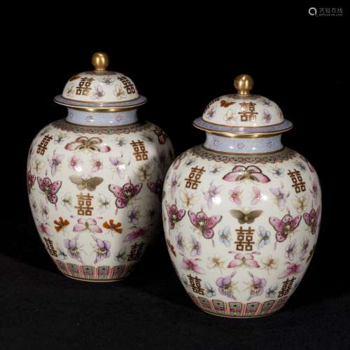 A PAIR FAMILLE ROSE JARS, GUANGXU PERIOD, QING DYNASTY, CHIN...