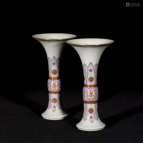 A PAIR OF FAMILLE ROSE PORCELAINS, QIANLONG PERIOD, QING DYN...