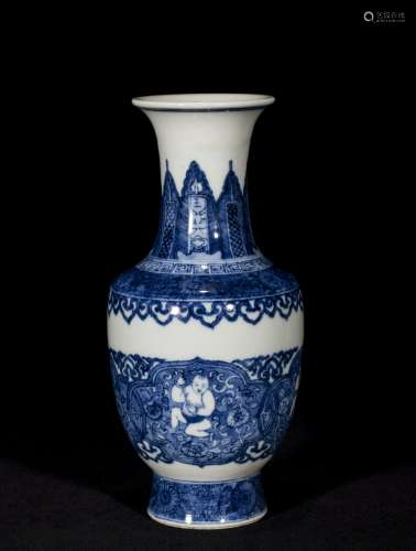 CHINESE BLUE AND WHITE FIGURES BOTTLE, KANGXI PERIOD, QING D...