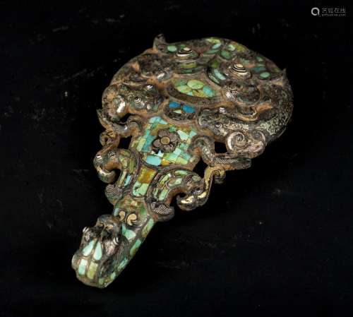 BELT HOOK INLAID WITH GOLD, SILVER, AND TURQUOISE, WARRING S...