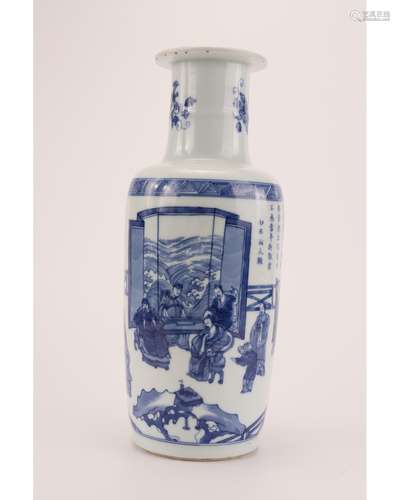 A BLUE AND WHITE MALLET VASE