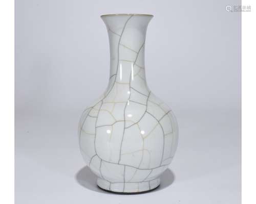 A GE YAO BOTTLE VASE