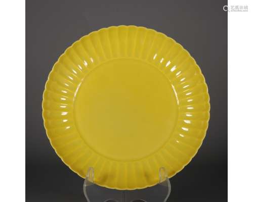 A YELLOW-GLAZE CHARGER