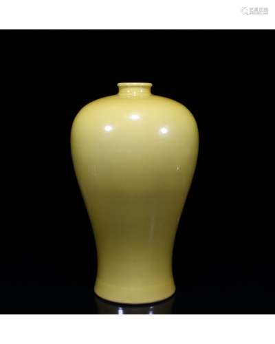A YELLOW-GLAZE MEIPING VASE