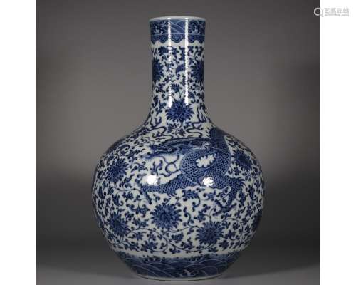 A BLUE AND WHITE DRAGON VASE